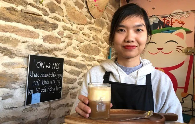 Thi Quynh-Anh, barista d’Ô Quai Café. Photo : 20 MINUTES cn8c-9430-3114jpg-11zon.jpg