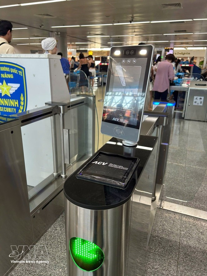Le système d’identification biométrique pour le contrôle de sécurité, permettant aux passagers d’effectuer les formalités aériennes sans documents, vient d’être mis en service à l’aéroport de Da Nang. Photo : VNA