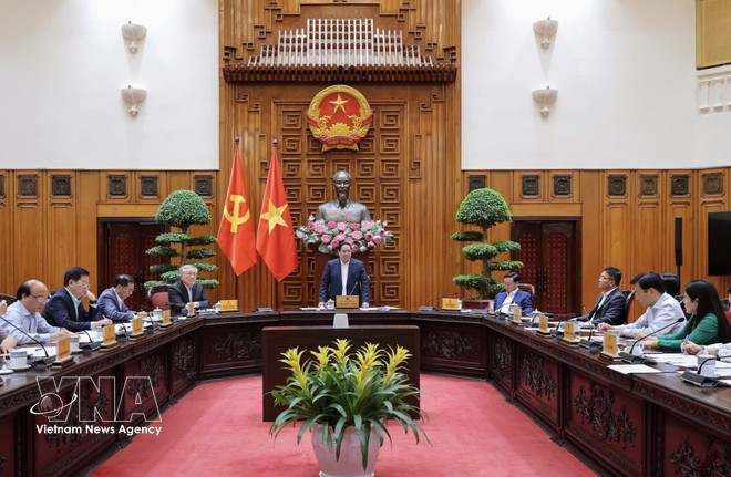 Le Premier ministre Pham Minh Chinh préside une réunion de la permanence du gouvernement consacrée aux politiques de logement social. Photo: VNA