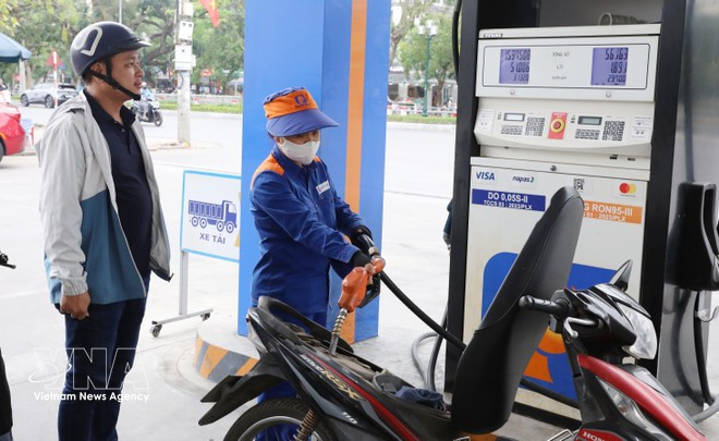 Des clients achètent du carburant dans une station-service à Hung Yên. Photo: VNA