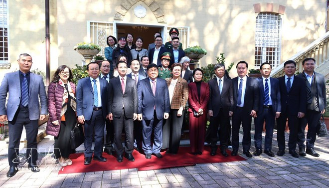 Le vice-Premier ministre Nguyen Chi Dung et le personnel de l'ambassade du Vietnam en Italie. Photo: VNA