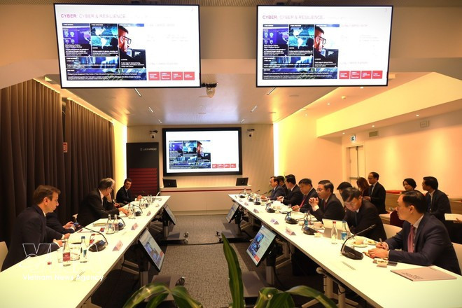 Le vice-Premier ministre Nguyen Chi Dung travaille avec le groupe Leonardo. Photo: VNA