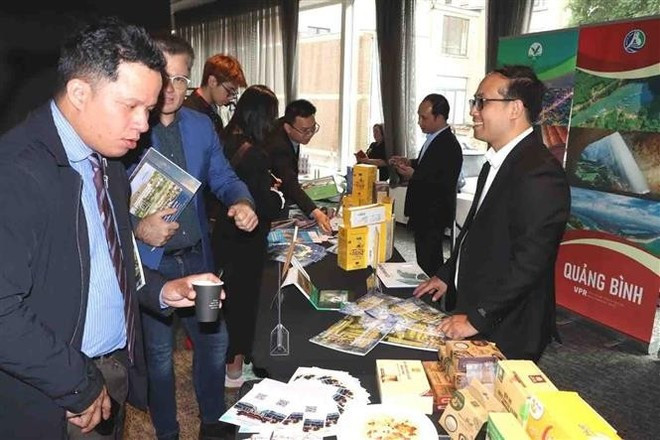 Les participants au séminaire découvrent les produits OCOP (le programme One commune un product ou chaque commune un produit) des localités vietnamiennes. Photo : VNA. Les participants au séminaire découvrent les produits OCOP (le programme One commune un product ou chaque commune un produit) des localités vietnamiennes. Photo : VNA.