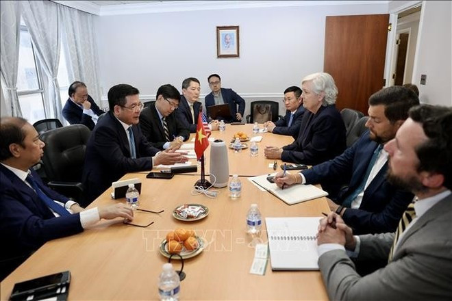 Le ministre de l'Industrie et du Commerce Nguyen Hong Dien traveille avec les représentants du groupe Nike. Photo : VNA. Le ministre de l'Industrie et du Commerce Nguyen Hong Dien traveille avec les représentants du groupe Nike. Photo : VNA.