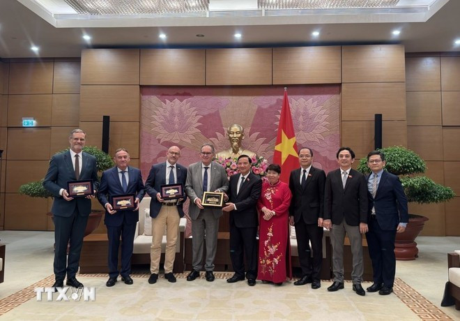 Le vice-président de l'Assemblée nationale (AN), Nguyen Khac Dinh, reçoit le 18 septembre une délégation du groupe de députés d'amitié France-Vietnam du Sénat français. Photo : VNA Le vice-président de l'Assemblée nationale (AN), Nguyen Khac Dinh, reçoit le 18 septembre une délégation du groupe de députés d'amitié France-Vietnam du Sénat français. Photo : VNA