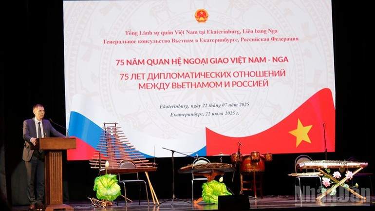 M. Oleg Alexandrin, ministre par intérim de l’Économie extérieure et de la Coopération internationale de la province de Sverdlovsk, prononce un discours de félicitations. Photo : NDEL. mg-2863.jpg