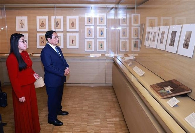 Le Premier ministre vietnamien Pham Minh Chinh et son épouse visitant le musée du Quai Branly-Jacques Chirac, à Paris, le 11 juin. Photo : VNA. Le Premier ministre vietnamien Pham Minh Chinh et son épouse visitant le musée du Quai Branly-Jacques Chirac, à Paris, le 11 juin. Photo : VNA.