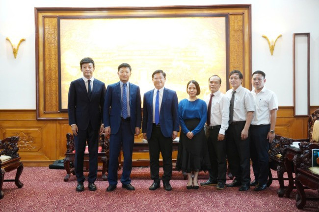 Les dirigeants de la ville de Hue, le consul général par intérim de Chine à Da Nang et les délégués prennent une photo souvenir. Photo: Dautu lanh-o-thanh-ph-hu-cung-quyn-tng-lanh-s-trung-quc-ti-thanh-ph-a-nng-va-cac-i-biu-chp-nh-lu-nim-1.jpg