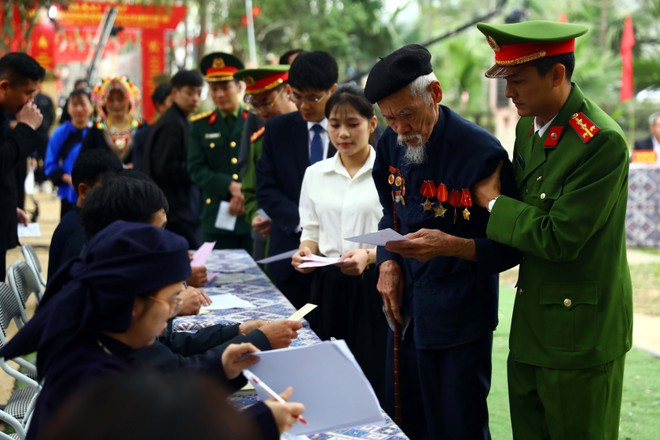 Des électeurs de la commune de Tân Trào, dans la province de Tuyên Quang, accomplissent les formalités pour participer au vote. Photo : VNA
