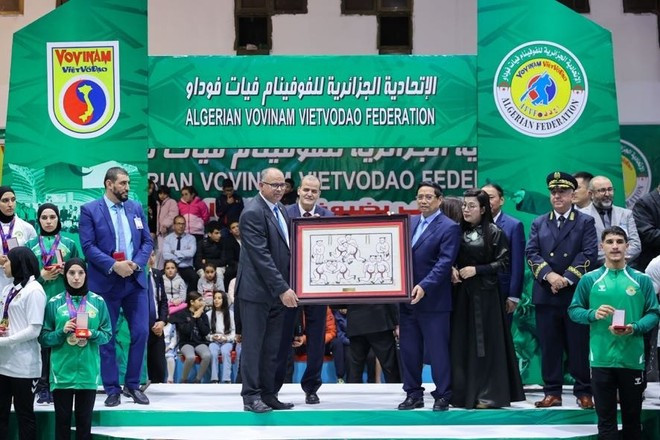 Le Premier ministre Pham Minh Chinh offre un cadeau de souvenir à la Fédération algérienne de Vovinam – Viet Vo Dao (AVVF), à Alger, le 20 novembre. Photo : baochinhphu.vn
