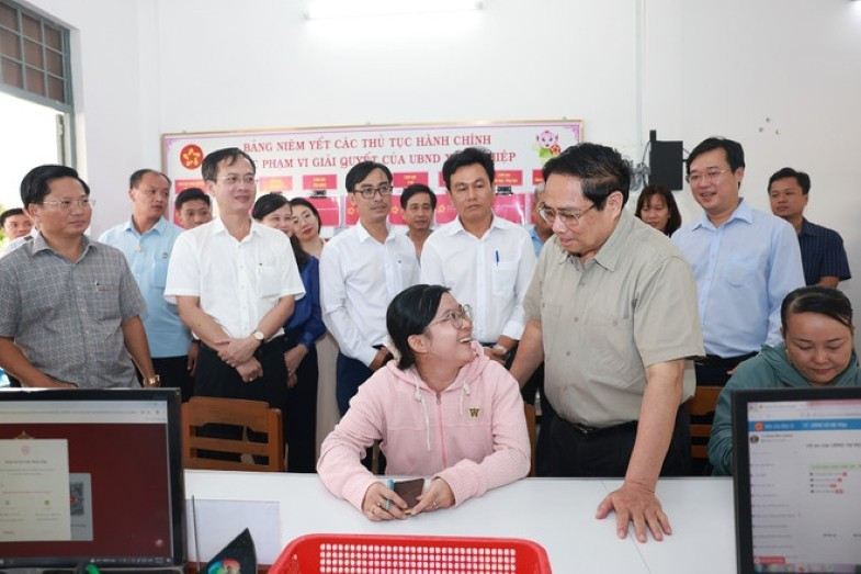 Le Premier ministre Pham Minh Chinh effectue une inspection du fonctionnement du modèle d’administration locale à deux niveaux à Dong Thap. Photo : VNA. vna-potal-thu-tuong-kiem-tra-mo-hinh-chinh-quyen-dia-phuong-2-cap-tai-dong-thap-8161930.jpg