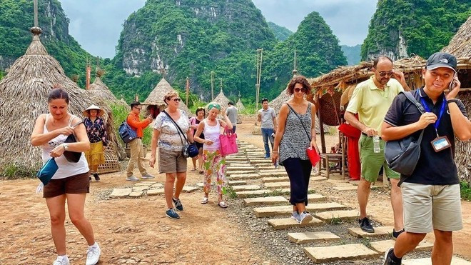 Sur les sept premiers mois de 2025, le Vietnam enregistre 12,23 millions de visiteurs internationaux, soit une augmentation de 22,5% par rapport à la même période de l'année précédente. Photo: VNA Sur les sept premiers mois de 2025, le Vietnam enregistre 12,23 millions de visiteurs internationaux, soit une augmentation de 22,5% par rapport à la même période de l'année précédente. Photo: VNA