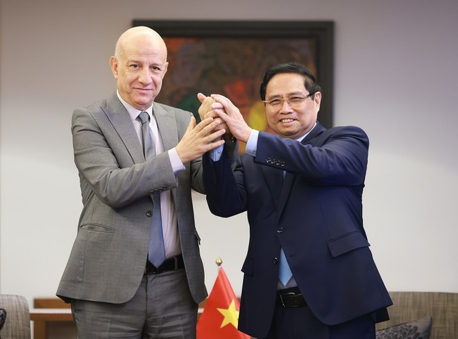 Le Premier ministre vietnamien Pham Minh Chinh (droite) et le secrétaire général du Front de libération nationale algérien (FLN), Abdelkrim Benmbarek. Photo: VNA