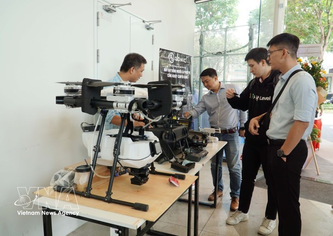 Des produits et appareils technologiques sont présentés dans le cadre de cet événement de lancement. Photo : VNA