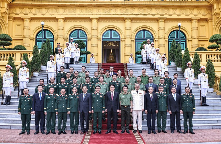 Le président Luong Cuong et les délégués participant à la cérémonie. Photo : NDEL. z6863502115551-4161ef3bedd4951f1975379b1c8dcc5b.jpg