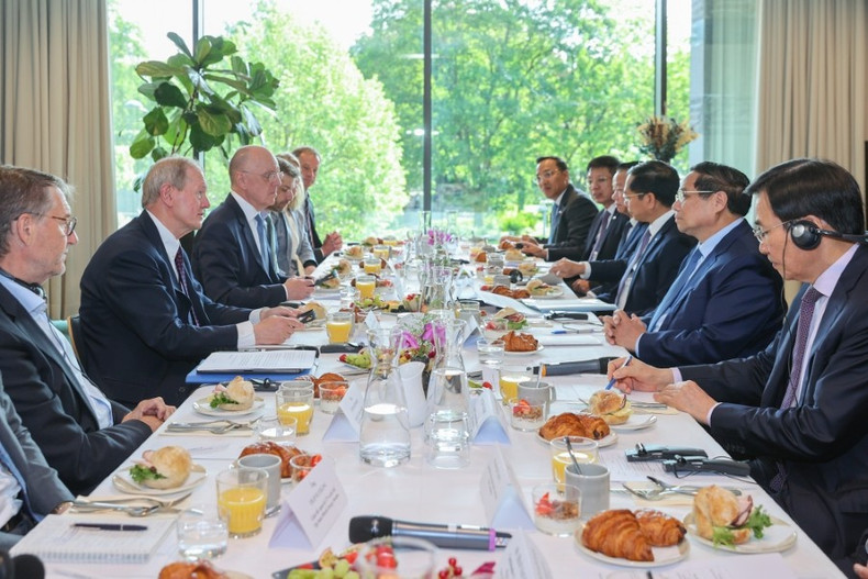 Lors de la rencontre entre le Premier ministre vietnamien Pham Minh Chinh et des dirigeants de grandes entreprises suédoises, à Stockholm, le 12 juin. Photo : VGP. img5552-17497235003511965843038.jpg