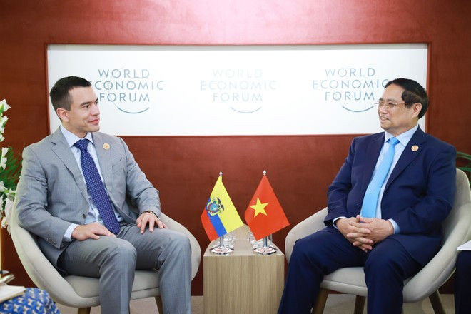 Le Premier ministre Pham Minh Chinh (droite) et le président équatorien Daniel Noboa. Photo : VNA. Le Premier ministre Pham Minh Chinh (droite) et le président équatorien Daniel Noboa. Photo : VNA.