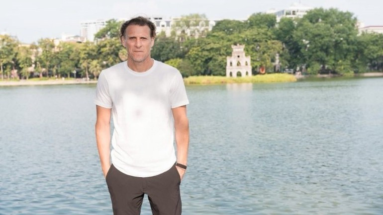 Diego Forlan au lac Hoan Kiem. Photo : Comité d’organisation. l2.jpg