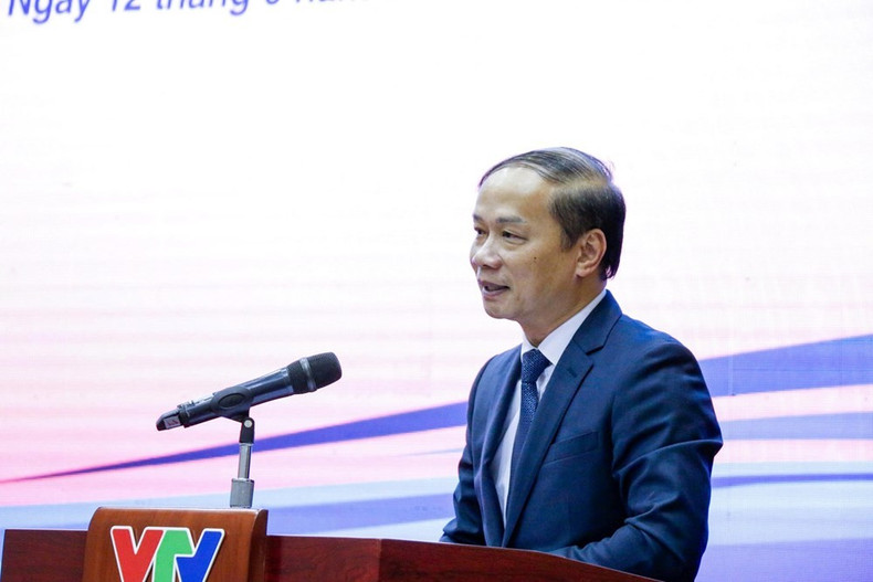 Le vice-président de la Commission centrale de la sensibilisation et de l’éducation et et de mobilisation de masse du Parti Pham Tat Thang s'exprime à la cérémonie. Photo: baodautu z66981642094781d188b6926b81811ad8bdb717bc28a69-bxtt.jpg