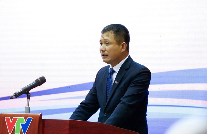 Le journaliste Do Duc Hoang, directeur général adjoint de la Télévision nationale du Vietnam s'exprime à la cérémonie. Photo: baodautu z669816422811606cabd86149316670e1a535b707ddf6c-qpqk.jpg