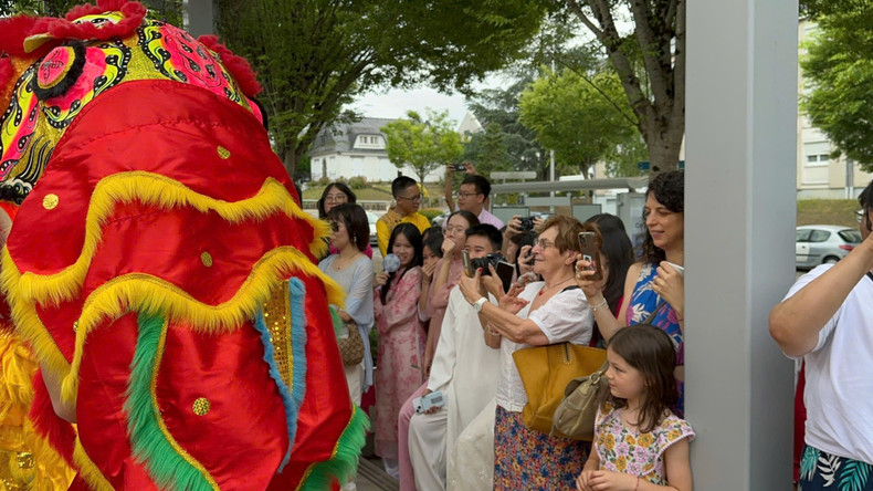 Les amis français enthousiastes découvrent la danse de la licorne. 1.jpg