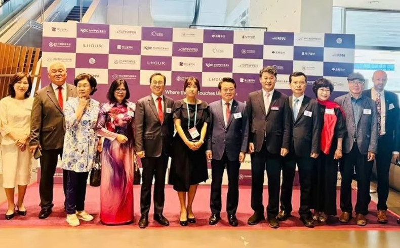 La consule générale Doan Phuong Lan, le vice-maire Kim Gwang Hoe, et le directeur du Groupe coréen de développement maritime (KOBC), Ahn Byeong Gil, lors de la cérémonie d’ouverture du 8e Festival international du film maritime à Busan. Photo : Baoquocte. ac21ab372a79c3279a68jpg-11zon.jpg