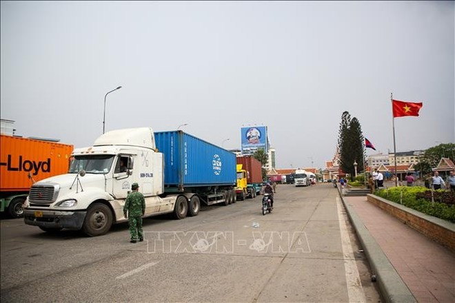 Les activités commerciales sont très dynamiques à la frontière entre le Vietnam et le Cambodge. Photo: VNA. Les activités commerciales sont très dynamiques à la frontière entre le Vietnam et le Cambodge. Photo: VNA.
