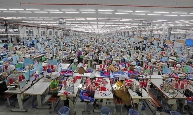 La société SCAVI Hue, financée entièrement par le groupe Financière B’Lao (France), est spécialisée dans la fabrication de vêtements, de sous-vêtements, de vêtements de sport, de protection, etc. Elle s'implante dans la zone industrielle de Phong Dien, district de Phong Dien, province de Thua Thien Hue. Photo : VNA. La société SCAVI Hue, financée entièrement par le groupe Financière B’Lao (France), est spécialisée dans la fabrication de vêtements, de sous-vêtements, de vêtements de sport, de protection, etc. Elle s'implante dans la zone industrielle de Phong Dien, district de Phong Dien, province de Thua Thien Hue. Photo : VNA.