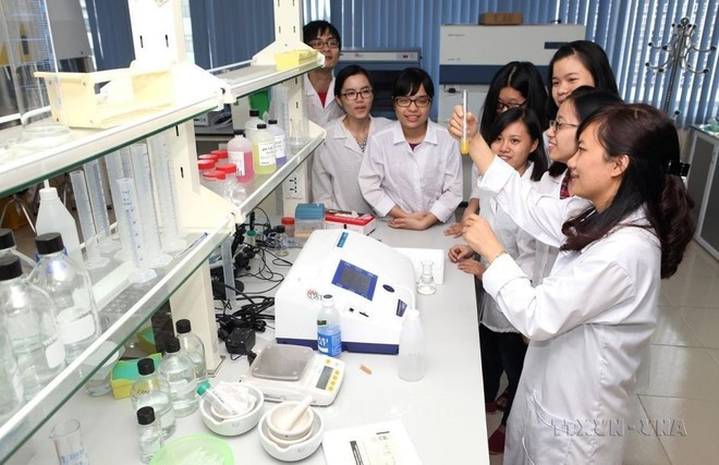 En octobre 2010, l’Université des sciences et technologies de Hanoï (également connue sous le nom d’Université Vietnam-France), financée par la France, ouvre sa première formation. Elle est l’une des quatre universités vietnamiennes à répondre aux normes internationales. Photo : VNA. En octobre 2010, l’Université des sciences et technologies de Hanoï (également connue sous le nom d’Université Vietnam-France), financée par la France, ouvre sa première formation. Elle est l’une des quatre universités vietnamiennes à répondre aux normes internationales. Photo : VNA.