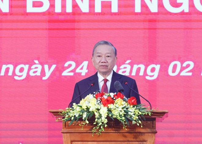 Le secrétaire général Tô Lâm présente ses vœux de Nouvel An à l'Agence vietnamienne d'information, le 24 février 2026. Photo: VNA.