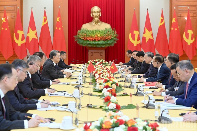 La rencontre à Hanoï entre le secrétaire général du Parti communiste du Vietnam, To Lam et Zhao Leji, membre du Comité permanent du Bureau politique et président du Comité permanent de l’Assemblée nationale populaire de Chine. Photo : VNA d2.jpg