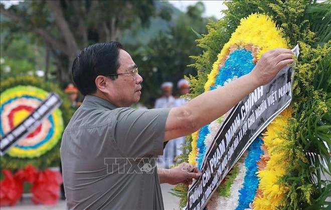 Le Premier ministre Pham Minh Chinh offre des fleurs aux soldats volontaires et des experts vietnamiens tombés au Cambodge. Photo : VNA. Le Premier ministre Pham Minh Chinh offre des fleurs aux soldats volontaires et des experts vietnamiens tombés au Cambodge. Photo : VNA.