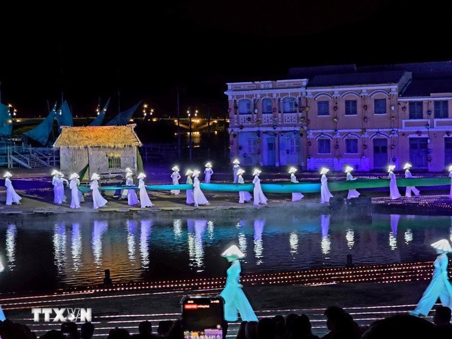 Un numéro artistique lors de l'événement. Photo : VNA.