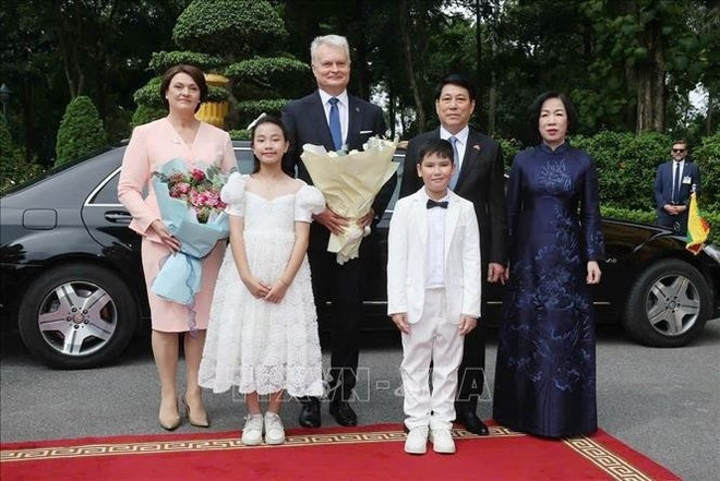 Le président Luong Cuong (doirte), son épouse, et le président lituanien, Gitanas Nauseda, et son épouse, et des enfants de Hanoï. Photo : VNA. Le président Luong Cuong (doirte), son épouse, et le président lituanien, Gitanas Nauseda, et son épouse, et des enfants de Hanoï. Photo : VNA.
