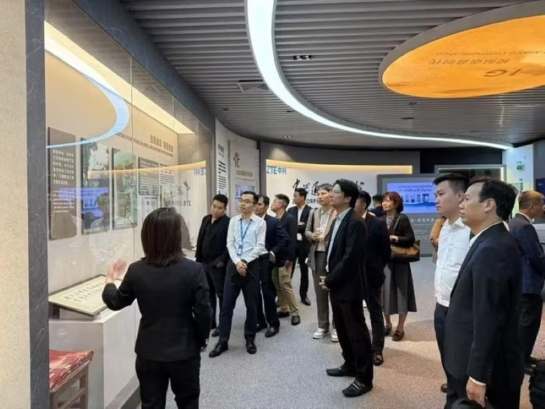 Le déplacement de la VIA à Shenzhen – surnommée la “Silicon Valley” de la Chine – a représenté une occasion concrète pour les entreprises vietnamiennes du secteur des sciences et technologies de l’information de découvrir les modèles technologiques avancés du pays voisin. t2-11zon.jpg