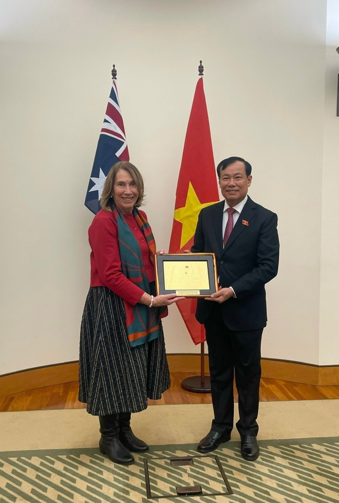 Le général de corps d’armée Lê Tân Toi, membre du Comité central du Parti, membre du Comité permanent de l’Assemblée nationale et la présidente du Sénat de l'Australie, Sue Lines. Photo : VNA Le général de corps d’armée Lê Tân Toi, membre du Comité central du Parti, membre du Comité permanent de l’Assemblée nationale et la présidente du Sénat de l'Australie, Sue Lines. Photo : VNA