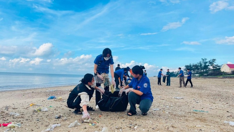 Des jeunes participent à la campagne de nettoyage de la plage. Photo: z4238790473245-2f364f936112e8b50e9f94e69e52e585.jpg