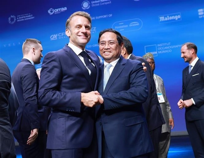 Le président français Emmanuel Macron (à gauche) et le Premier ministre Pham Minh Chinh. Photo : VNA. dien-dan.jpg