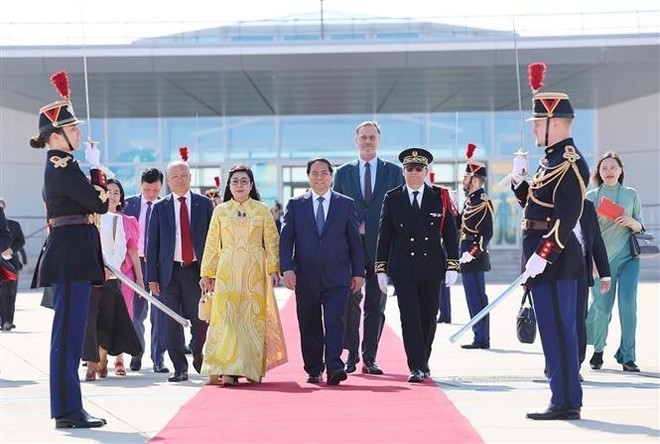 Le Premier ministre Pham Minh Chinh et son épouse quittent Paris pour la Suède, le 11 juin. Photo : VNA. Le Premier ministre Pham Minh Chinh et son épouse quittent Paris pour la Suède, le 11 juin. Photo : VNA.