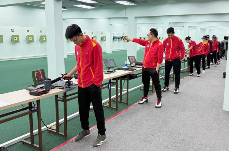 L’équipe nationale de tir sportif sera dotée de technologies d’IA pour l’entraînement. Photo : Minh Chien. ban-sung.jpg