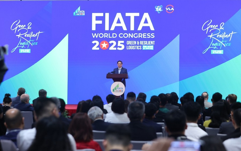 Le Premier ministre Pham Minh Chinh s’exprime lors du Congrès mondial 2025 de la Fédération internationale des associations de transitaires et assimilés (FIATA), à Hanoi, le 8 octobre. Photo : VGP img2434-17599254135811479722955.jpg