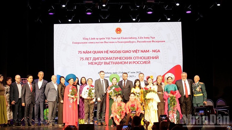 La consule générale Nguyen Mai Huong et M. Le Thanh Do, président de l’Association des Vietnamiens de Sverdlovsk, offrent des fleurs aux artistes. Photo : NDEL. r2.jpg