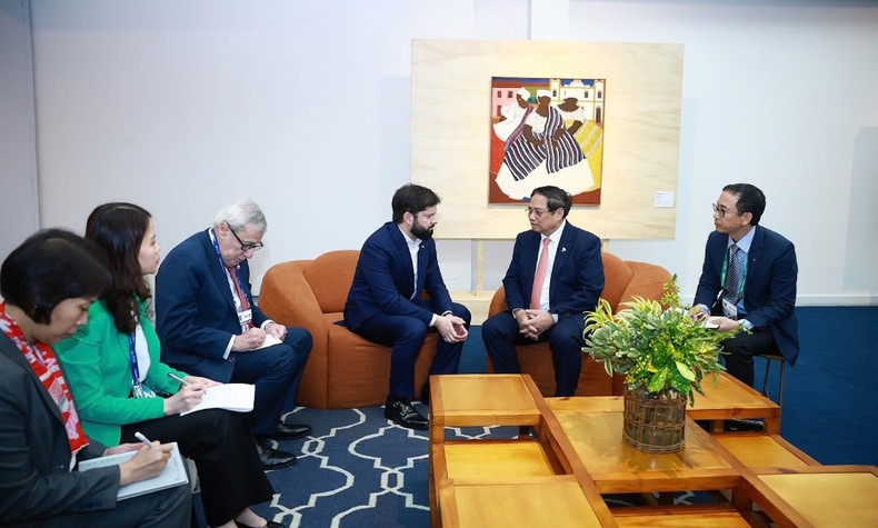 Le Premier ministre Pham Minh Chinh (droite) rencontre e président chilien Gabriel Boric Font, à Rio de Janeiro. Photo : VGP. img4108-1751911741909853762750.jpg