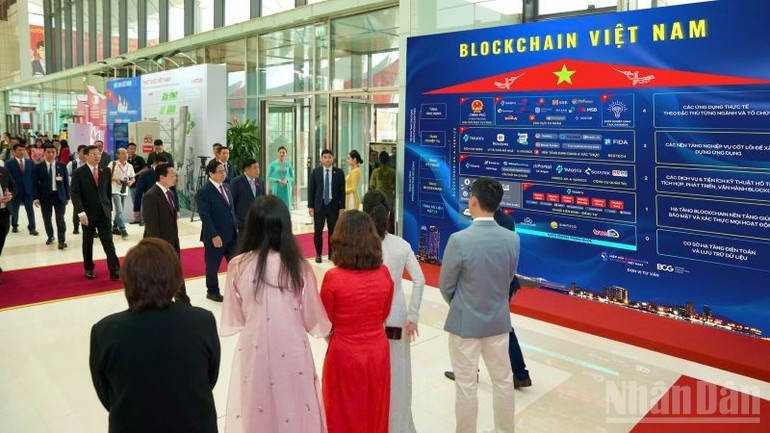 Les délégués visitent l’exposition du premier Congrès du Parti du gouvernement. 3.jpg