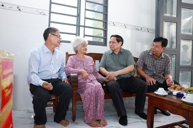 Le Premier ministre Pham Minh Chinh (deuxième à partir de la droite) rend visite à Nguyen Thi Co (deuxième à partir de la gauche), 85 ans, une contributrice révolutionnaire de la commune de Binh My, province d’An Giang, le 20 juillet. Photo : VNA Le Premier ministre Pham Minh Chinh (deuxième à partir de la droite) rend visite à Nguyen Thi Co (deuxième à partir de la gauche), 85 ans, une contributrice révolutionnaire de la commune de Binh My, province d’An Giang, le 20 juillet. Photo : VNA