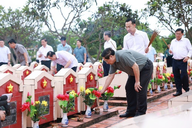 Le Premier ministre Pham Minh Chinh et des responsables offrent de l’encens sur les tombes des martyrs au cimetière des martyrs d’An Giang, le 20 juillet. Photo : VNA. Le Premier ministre Pham Minh Chinh et des responsables offrent de l’encens sur les tombes des martyrs au cimetière des martyrs d’An Giang, le 20 juillet. Photo : VNA.