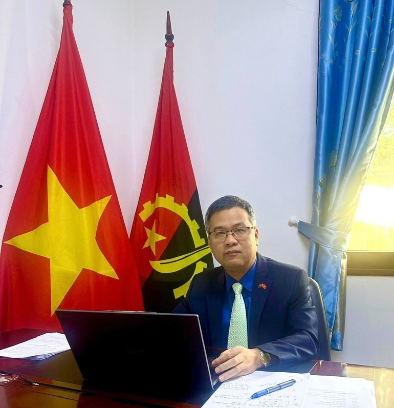 Ambassadeur du Vietnam en Angola, Duong Chinh Chuc. daisuchuc.jpg