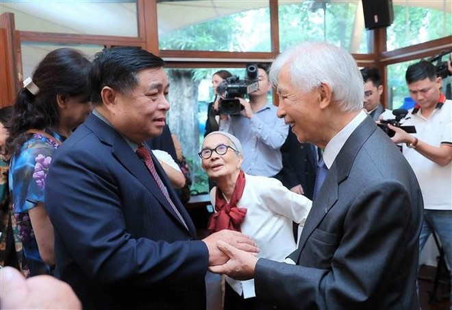 Le vice-Premier ministre Nguyen Chi Dung présente ses félicitations au professeur Tran Thanh Van et à la professeure Le Kim Ngoc, à Hanoi, le 4 octobre. Photo : VNA. Le vice-Premier ministre Nguyen Chi Dung présente ses félicitations au professeur Tran Thanh Van et à la professeure Le Kim Ngoc, à Hanoi, le 4 octobre. Photo : VNA.