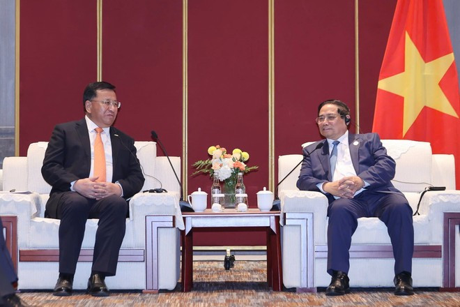 Le Premier ministre Pham Minh Chinh rencontre Dai Hegen, président de la China Railway Construction Corporation (CRCC). Photo : VNA. Le Premier ministre Pham Minh Chinh rencontre Dai Hegen, président de la China Railway Construction Corporation (CRCC). Photo : VNA.