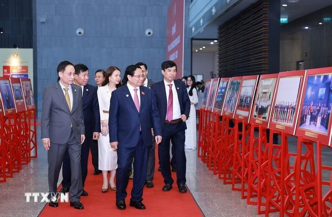 Le Premier ministre Pham Minh Chinh visite une exposition tenue dans le cadre du congrès d’émulation patriotique du ministère des Affaires étrangères pour la période 2025-2030. Photo : VNA